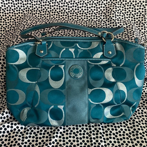 Coach Handbags - Coach Carryall Purse Kisslock